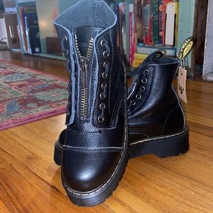 New with tags. No box. Sinclair platform